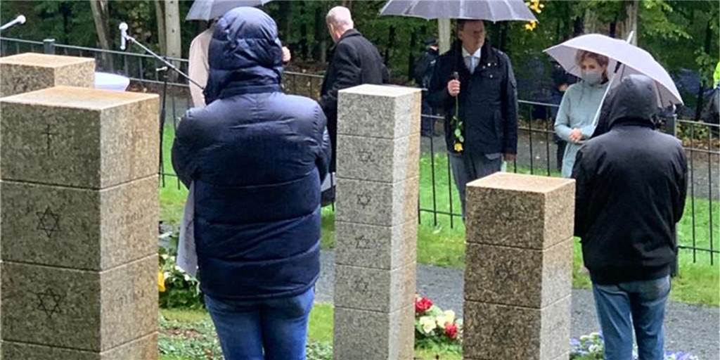 Winfried Leusbrock: „Jetzt haben wir dem Tod ein Gesicht gegeben!“ Zur Einweihung der Gedenkstätte in Berga/Elster war auch Thüringens Ministerpräsident Bodo Ramelow (gelbe Rose in der Hand) gekommen.