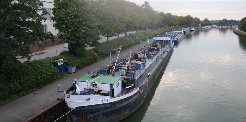 Gestank am Anleger: Kanalschiffe lassen dauernd Dieselmotoren laufen Am Wochenende lagen gleich fünf Binnenschiffe in Dorsten vor Anker - vor allem die "Ayla" (vorne) sorgte tagelang für Geruchsbelästigungen.