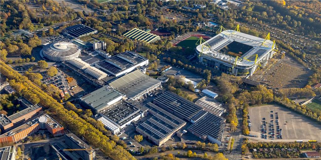 500 Corona-Skeptiker haben an der Westfalenhalle demonstriert 500 Corona-Skeptiker haben an der Westfalenhalle demonstriert