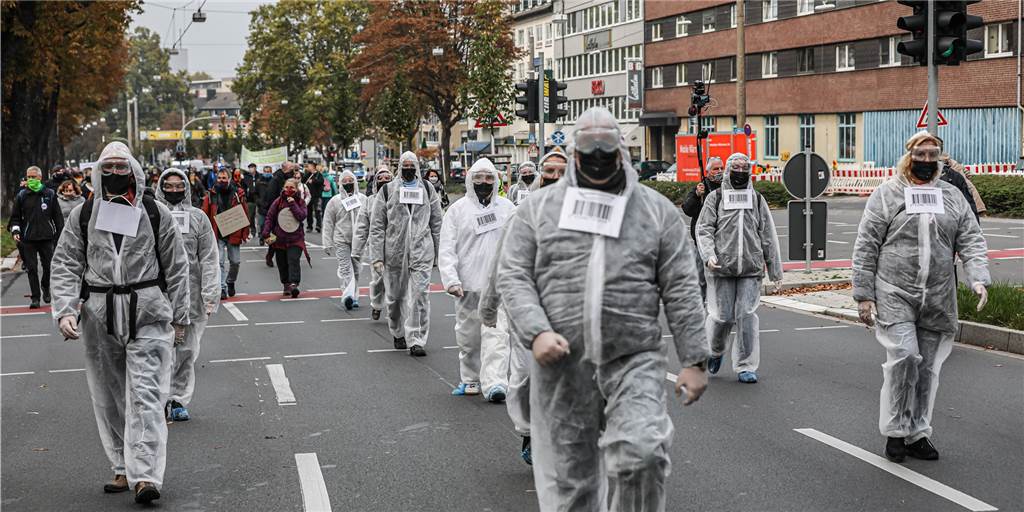 Kostümierte Coronaschutz-Gegner: Ab wann ist man bei Demos vermummt? Bei der Demonstration am Sonntag ist eine Gruppe in weißen Maleranzügen über den Wall gelaufen.
