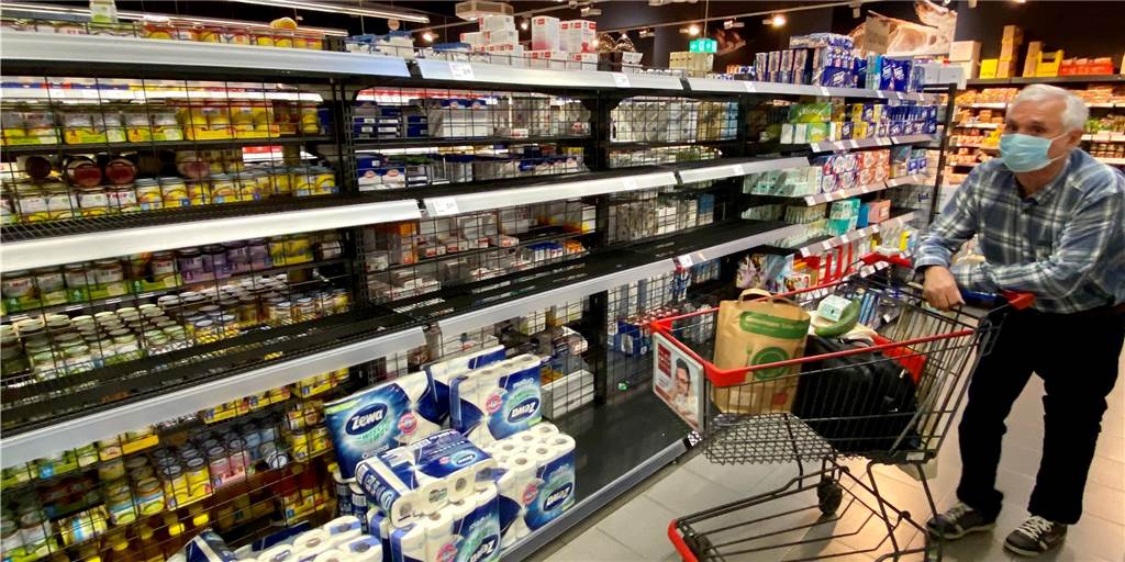 Kein Verständnis für neue Hamsterkäufer-Attacken auf Supermarkt-Regale Wie hier in einem Dortmunder Supermarkt leeren sich die Regale bei manchen Produkten allmählich wieder. Die Filialleiter sehen sich aber gerüstet und appellieren an die Kunden, beim Einkaufen weiterhin entspannt zu bleiben.