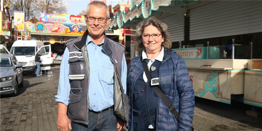 Verstärkte Kontrollen am Sim-Jü-Wochenende? So reagieren Ordnungsamt und Polizei Bild aus dem vergangenen Jahr: Manfred Göller und Isabella Leite Neves vom Ordnungsamt der Stadt Werne bei einem Kontrollgang über die Sim-Jü-Kirmes 2019. Auch in diesem Jahr wird es verstärkt Kontrollen zu der Sim-Jü-Zeit geben - obwohl die Veranstaltung gar nicht stattfindet.