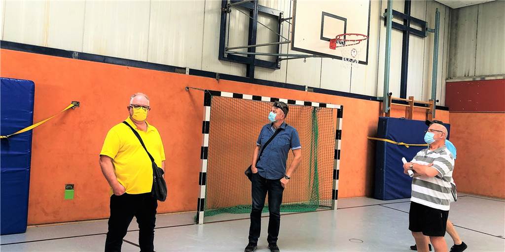 Trotz Reinigung noch dreckig: Jetzt fordert ein Trainer eine Ersatz-Halle Mitte September zeigte Dragan Barić (M.) bei einem Rundgang die Mängel in der Sporthalle, die die Ringer als Trainingsstätte nutzen.