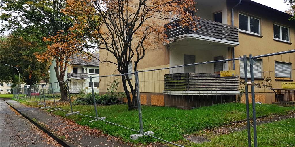 Baustelle: Abriss von Bergbau-Siedlung soll sich wochenlang ziehen Die Bauzäune um die betroffenen Häuser sind zum Teil bereits errichtet worden.