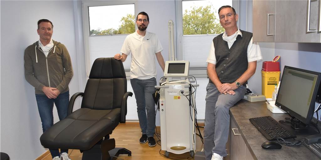 Neuer Arzt, neue Abteilung: Frischer Wind in Ahauser Hautarztpraxis Dr. Matthias Möcklinghoff, Dr. Maximilian und Dr. Harald Petri (v.l.) behandeln Patienten nun auch in ihrer Laserabteilung im dritten Stock.
