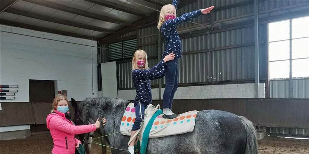 Förderprogramm rettet ZRFV Kirchhellen vor Schließung Die beiden 7-jährigen Zwillinge Franziska und Johanna auf dem 14-jährigen Schulpferd Duke beim Morgentraining des ZRFV Kirchhellen.