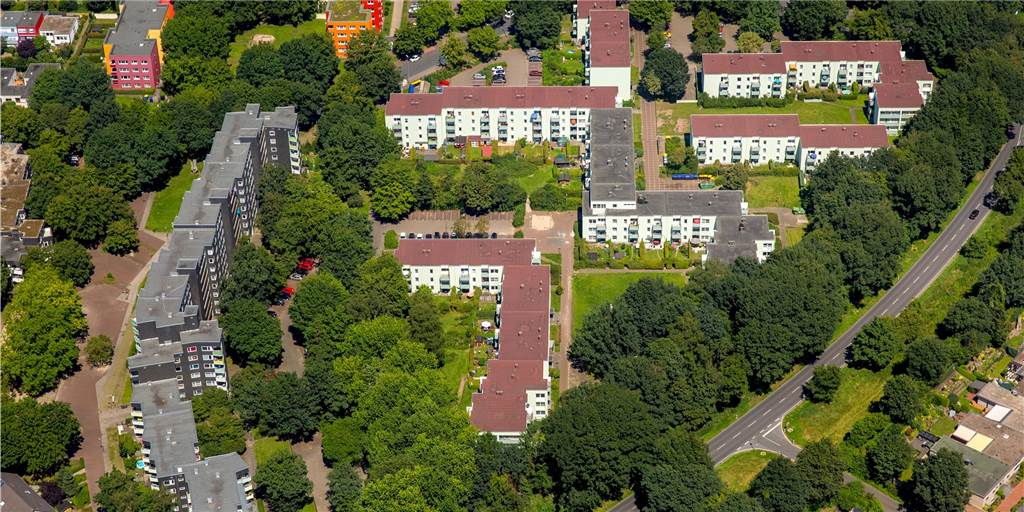 Alle Jahre wieder: Mietern am Himmelsberg droht Wassersperre In einem der lindgrün gestrichenen Mehrfamilienhäuser am Himmelsberg droht den Mietern eine Wassersperre. Auch an der Dimker Allee 3 ist das der Fall.