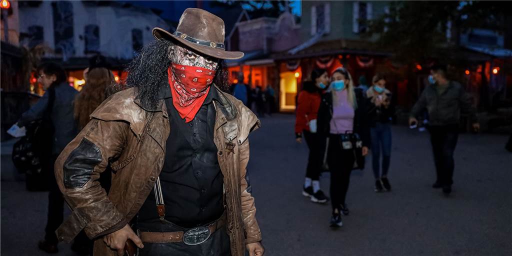 Movie Park führt Maskenpflicht ein und wehrt sich gegen Kritik Beim Halloween Horror Fest im Movie Park müssen inzwischen nicht nur die Darsteller einen Mund-Nasen-Schutz tragen, sondern auch die Besucher - und zwar im gesamten Park.