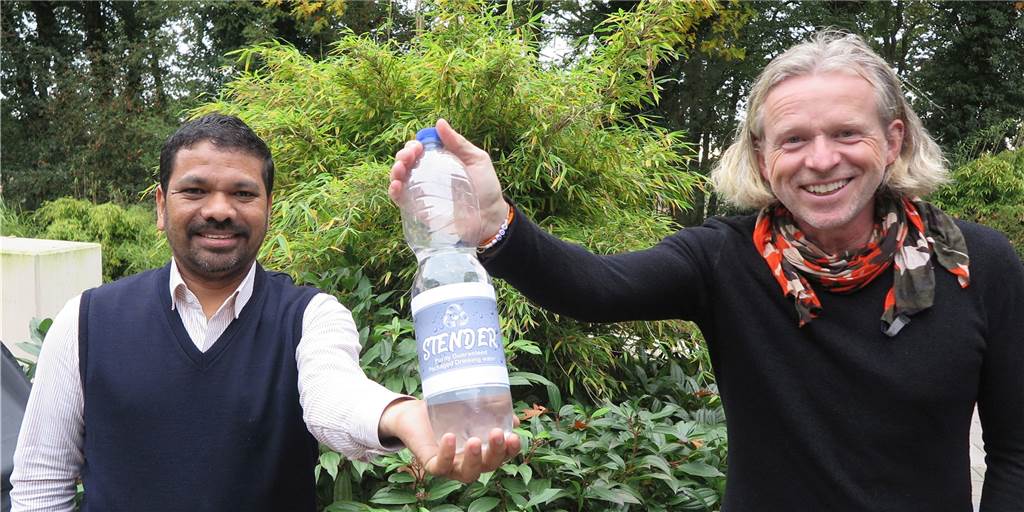 Viel Schermbecker Unterstützung für neues Wasserwerk in Indien Der Schermbecker Unternehmer Stephan Stender (r.) und der aus Indien stammende Ludgerus-Pastor Xavier Muppala freuen sich: In der indischen Ortschaft Ponugodu werden schon jetzt täglich zwischen 1000 und 2000 Liter Trinkwasser unter dem Projektnamen „Stender“ preiswert an die Bevölkerung verkauft. Bei voller Auslastung können künftig täglich 8 000 Liter produziert werden.