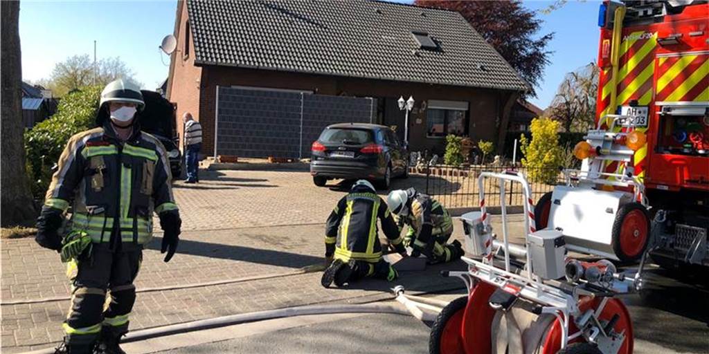 Ahauser Feuerwehr verschärft wegen zweiter Welle Corona-Maßnahmen Bei den Einsätzen tragen alle Feuerwehrleute in Ahaus seit Beginn der Pandemie Mund-Nasen-Schutz. Nun sind angesichts der wieder steigenden Zahlen weitere Maßnahmen getroffen worden.
