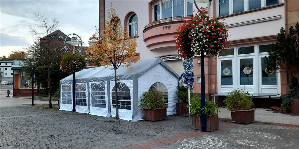 Pizzeria Enzo: Beheiztes Vorzelt soll durch den Corona-Winter helfen Manche Gäste sitzen zur Zeit lieber draußen: Dieses Zelt soll der Pizzeria Enzo helfen, durch den Corona-Winter zu kommen.