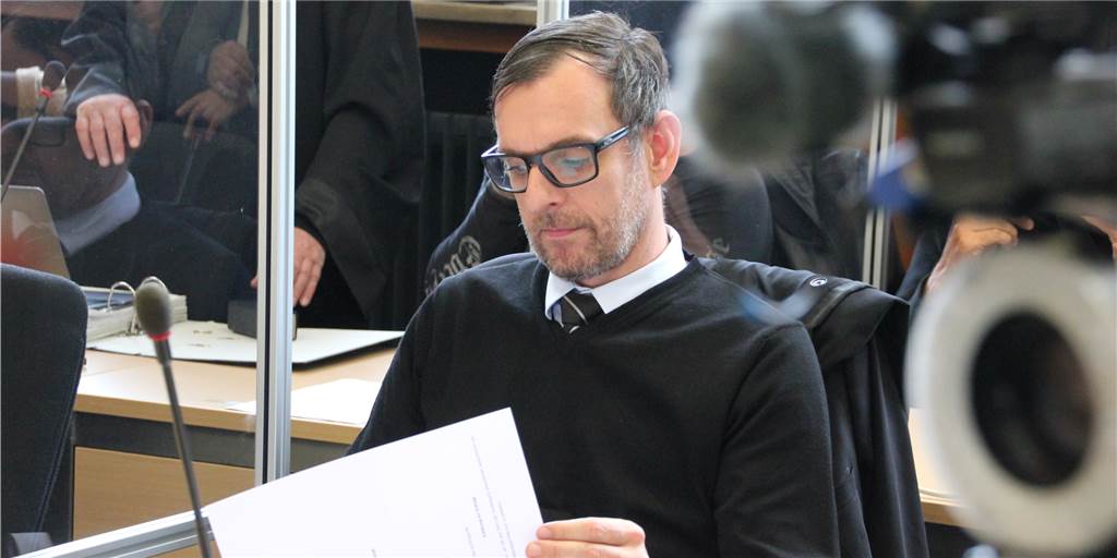 Anwälte attackieren Anklageschrift der Staatsanwaltschaft scharf Rechtsanwalt Lars Brögeler attackierte die Staatsanwaltschaft scharf.