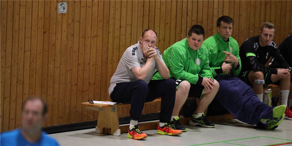 Training trotz Saisonpause? Bei der Handballabteilung des SuS Olfen herrscht Uneinigkeit Michael Huth (l.), Trainer der Männer des SuS Olfen, muss warten. Die Handball-Saison im Kreis Industrie wurde unterbrochen.