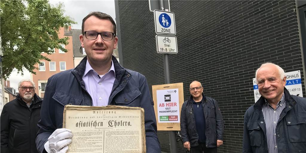 Typhus, Pest und Cholera - wie Epidemien in Dorsten den Tod brachten Stadtarchivar Martin Köcher (links) mit dem Plakat, das damals die Dorstener Bevölkerung vor der "asiatischen Cholera" warnte.