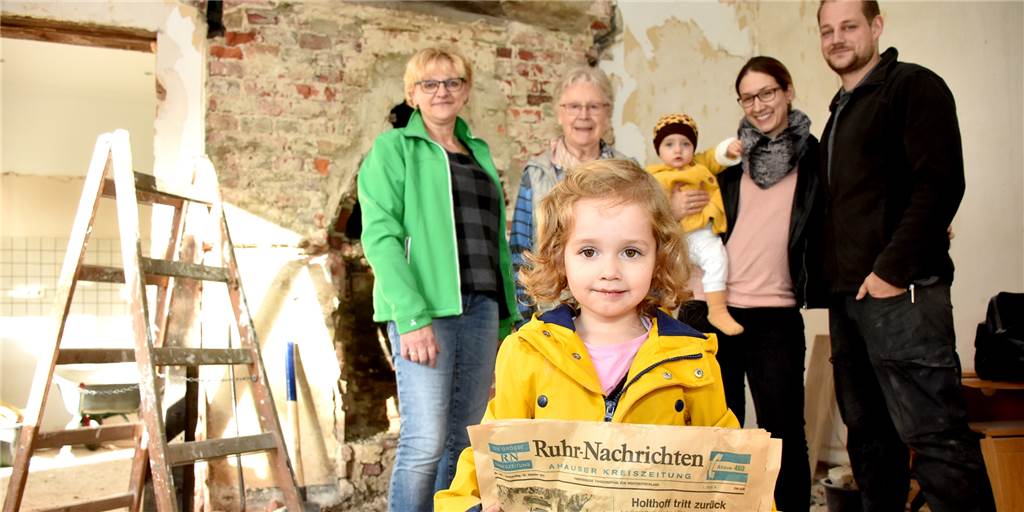 Familie Haveloh lebt bald in achter Generation im selben Haus Vier Generationen auf einem Bild: Die kleine Mia (2) hält die Ausgabe der Ruhr Nachrichten vom 22. Oktober 1970 in den Händen die ihr Vater Jan (31) beim Renovieren entdeckt hat. Mit dabei sind auch Oma Monika Haveloh, Uroma Maria Gerling, die kleine Elise (10 Monate) und Mutter Sara.