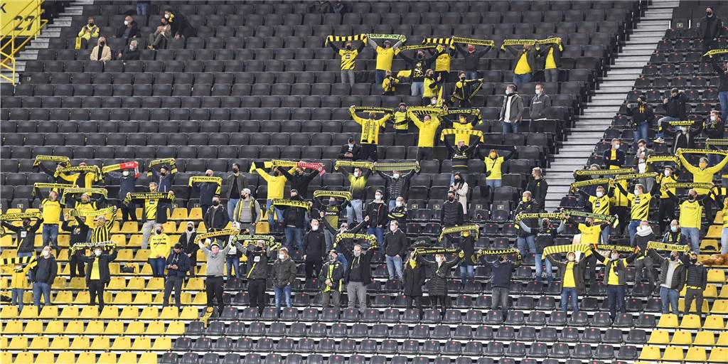 BVB gegen Schalke: Kaum Emotionen, kaum Fans, kaum Rivalität - ein Trauerspiel BVB gegen Schalke: Kaum Emotionen, kaum Fans, kaum Rivalität - ein Trauerspiel
