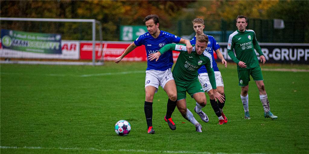 Bittere Niederlage: Der TuS Haltern verlangt dem Spitzenreiter alles ab Der in der zweiten Halbzeit eingewechselte Paul Keller (l.) und der TuS Haltern am See haben gegen den FC Gütersloh verloren.
