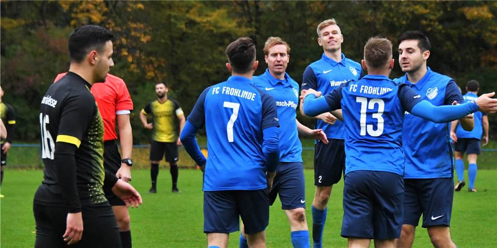 Der FC Frohlinde fährt den ersten Saisonsieg ein - mit Tücken Frohlindes Dietrich Liskunov (Nummer 13) ließ sich für sein Tor zum 1:1 beim 3:1 in Resse feiern.
