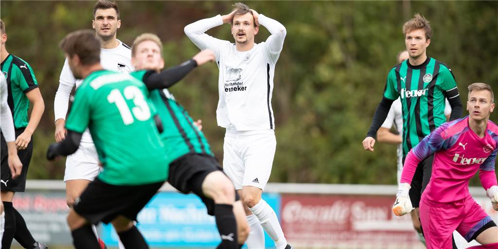 Dieses Spiel ist die allerletzte Warnung für den FC Nordkirchen gewesen Kaum zu fassen: Am Sonntag verlor der Tabellenführer FC Nordkirchen mit Joachim Mrowiec (M.), hier gegen Kirchderne, in der Bezirksliga beim Schlusslicht BW Huckarde.