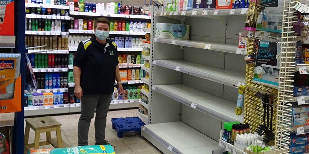 Klopapier, Mehl und Konserven: Hamster-Käufer sind wieder unterwegs Anja Beyer vom Edeka vor einem leeren Klopapier-Regal. Die Hamster-Käufe haben mit den steigenden Coronazahlen wieder begonnen.