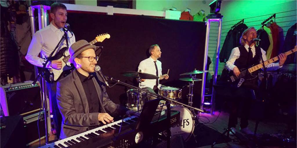 Die Rudolfs begeistern ihr Publikum mit handgemachter Musik Bei der White Night 2019 spielten die Rudolfs im Fahrradgeschäft "Big Wheel". Tobias Rudolf (v.) ist der Kopf der Band.