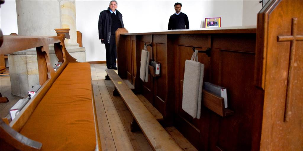 Pastor Stefan Scho: Gottesdienstbesucher nehmen die Maskenpflicht ernst Pastor Stefan Scho (l.) und Pater Raju Peter an den Kirchenbänken in der Vituskirche. Die Sitzplätze sind mit gelben Klebestreifen markiert. Seit der Kreis Borken wegen der hohen Coronainfektionszahlen Risikogebiet ist, müssen die Gottesdienstbesucher Mund-Nase-Schutz tragen.
