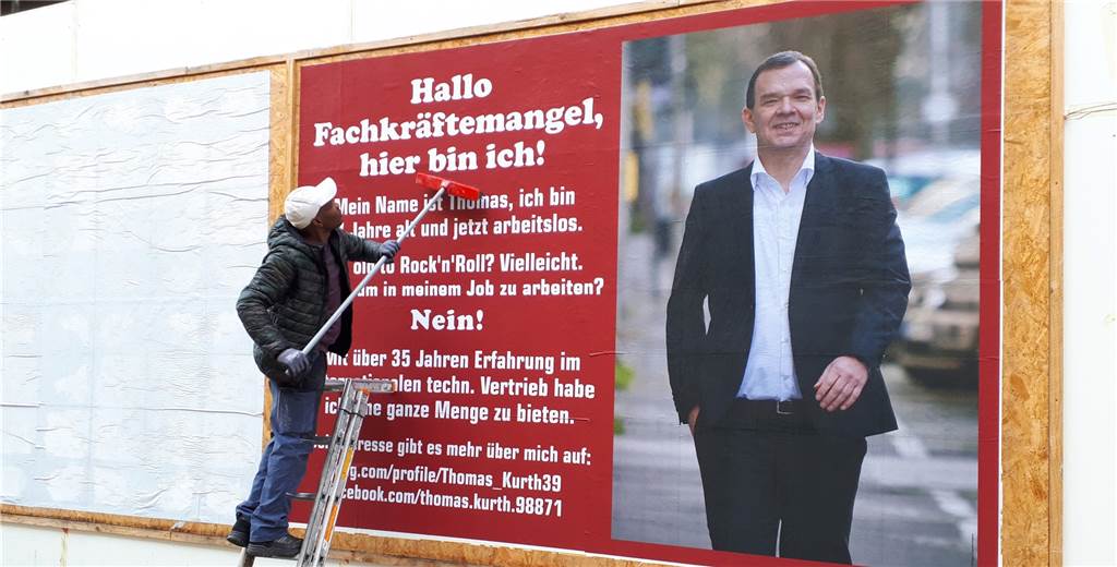 Arbeitsloser suchte Job per Riesen-Plakat - und hat jetzt einen gefunden Thomas Kurth (57) wandte eine bine besondere Methode bei der Arbeitsplatzsuche an: Er plakatierte seine Bewerbung.