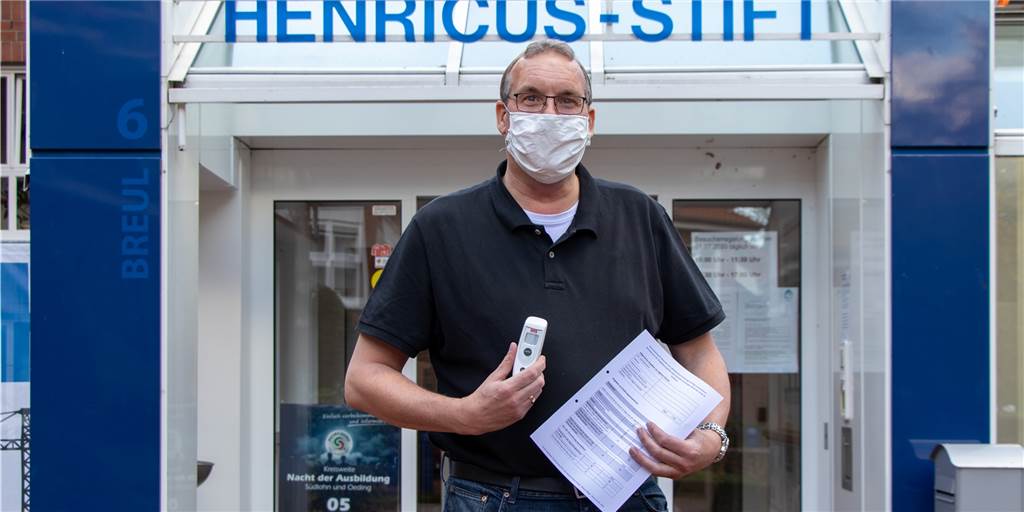 Warten auf die Corona-Schnelltests: Im Henricus-Stift ist man gespannt Einrichtungsleiter Jochen Albers vor dem Henricus-Stift in Südlohn: Wer jemanden in der Pflegeeinrichtung besuchen möchte, muss auch, wenn die Schnelltests verfügbar sind, Fieber messen lassen und einen Fragebogen ausfüllen.