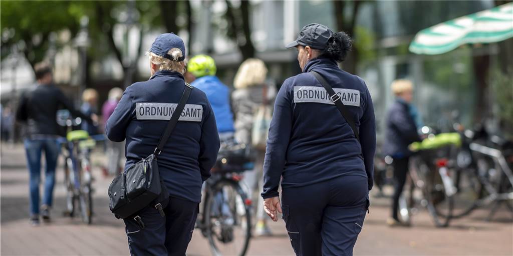 Die Stadt Dortmund will künftig die Einhaltung der Corona-Regeln intensiver kontrollieren (Symbolbild). 