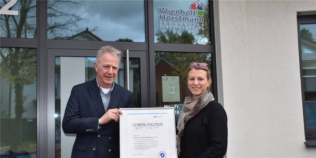 Lüner Unternehmen wird 75 Jahre alt: „Auf die Mitarbeiter kommt es an“ Reiner Horstmann und die Geschäftsführerin Nina Horstmann mit der Ehrung der Handwerker Innung. Ihr Unternehmen existiert bereits seit 75 Jahren.