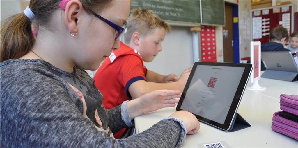 Endgeräte zur „Digitalen Sofortausstattung“ bald in Schulen verfügbar Wie hier in der Brigidenschule (vor dem Ausbruch der Corona-Pandemie) sollen in Legden künftig noch mehr Schüler an Tablets arbeiten können. Dafür stehen Fördermittel aus dem "Digitalpakt Schule" zur Verfügung.