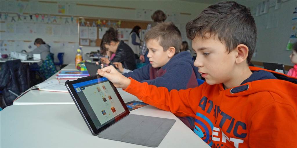Gewappnet für Homeschooling? So digital sind mittlerweile die Schulen in Werne Die Schulen in Werne bekommen durch den Fördertopf „Digitalpakt Schule“ zusätzliche Tablets zur Verfügung gestellt. Aber nicht nur mit den neuen Endgeräten will man sich hier für einen erneuten Unterricht auf Distanz wappnen.