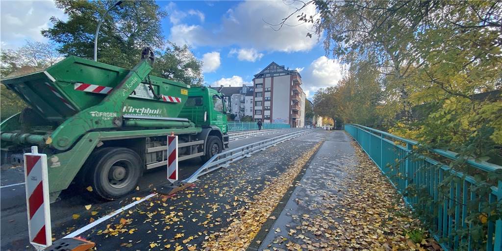 Neue Verkehrs-Maßnahme soll das Dortmunder Kreuzviertel entlasten Neue verkehrsberuhigende Maßnahme auf der Brücke Langestraße – eigentlich soll die Verengung der Fahrbahn Lkw daran hindern, die Brücke zu befahren.