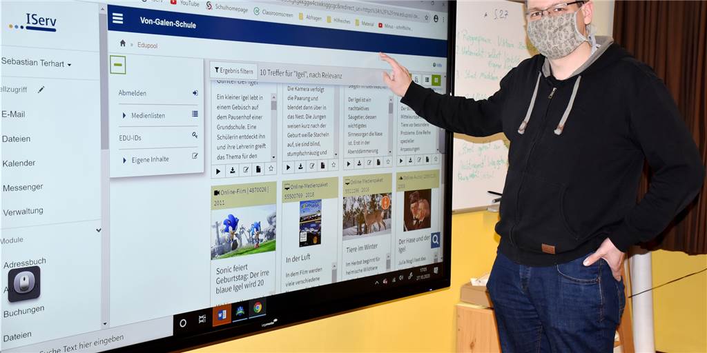 Corona: Für Homeschooling sind die Grundschulen jetzt besser gewappnet Die neuen digitalen Tafeln sind in der von-Galen-Grundschule seit Mai im Einsatz. Darauf kann man ganz klassisch schreiben, aber auch Arbeitsblätter, Videos oder gemalte Bilder zeigen. Der Unterricht kann damit bereichert werden, sagt Lehrer Sebastian Terhart.
