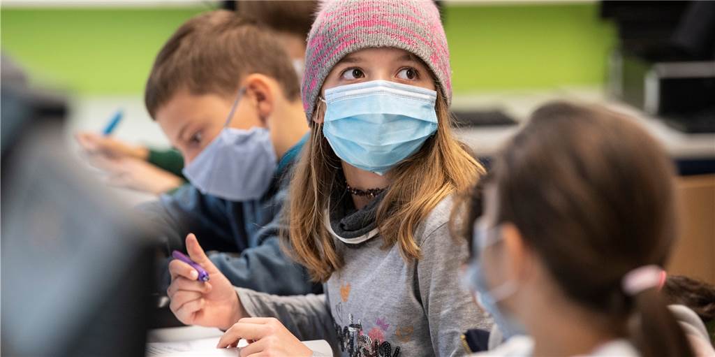 Alle 20 Minuten in den Klassenräumen querlüften – kann das gutgehen? Alle 20 Minuten in den Klassenräumen querlüften – kann das gutgehen?
