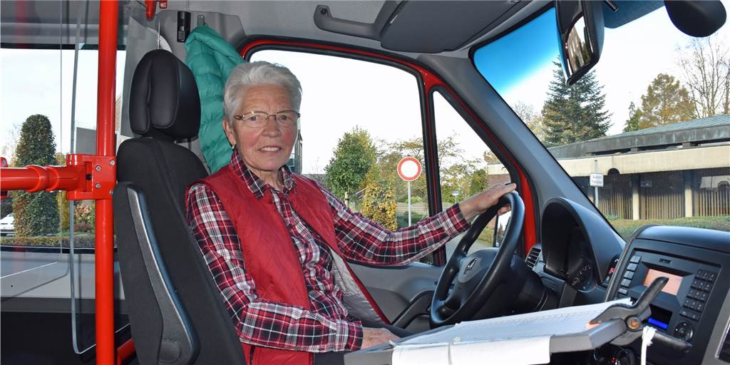 Gertrud Tecker hat ihre letzte ehrenamtliche Bürgerbus-Runde gedreht Etwas wehmütig kletterte Gertrud Tecker am Mittwoch auf den Fahrersitz des Bürgerbusses, um ihre letzte Runde zu drehen. "Ich habe das immer gerne gemacht", kann sie das Ehrenamt nur weiterempfehlen.