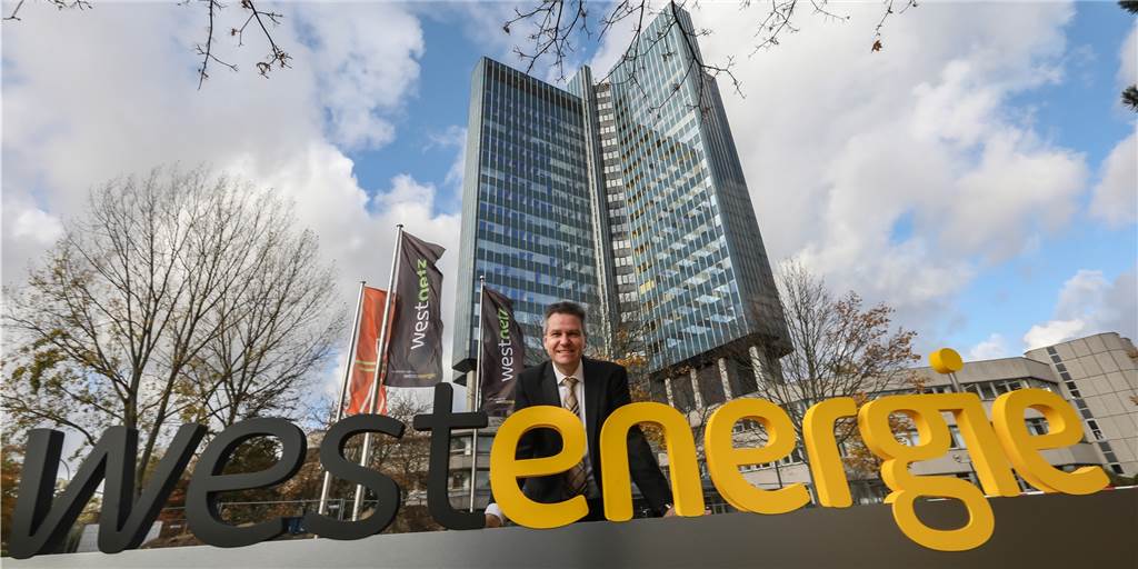 Zukunftsprojekte: Neue Eon-Tochter möchte mit DEW ins Geschäft kommen Das Logo von Westenergie, dahinter das Gebäude der Tochter Westnetz