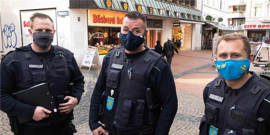 Corona-Pandemie: Ordnungsamt hat Dutzende Bußgelder kassiert Hendrik Fadenhauer, Christian Stallmann und Denis Knopp vom Ordnungsamt Castrop-Rauxel kontrollieren die Einhaltung der Maskenpflicht in der Fußgängerzone.