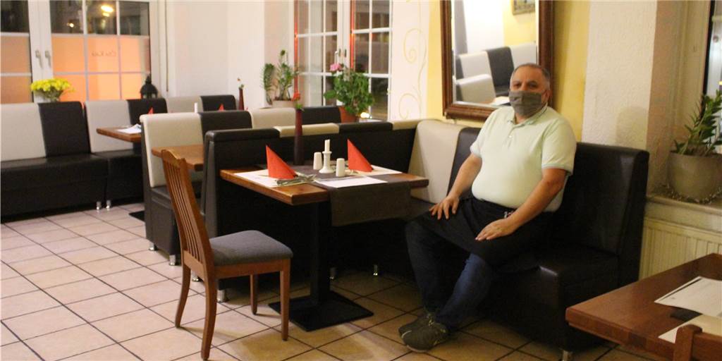 Wirt des beliebten Restaurants „Óla Kalá“ zittert um seine Existenz Ioannis Bogiatzidis am Mittwochabend in seinem Restaurant. Beunruhigt durch steigende Infektionszahlen bleiben die Gäste lieber zuhause.