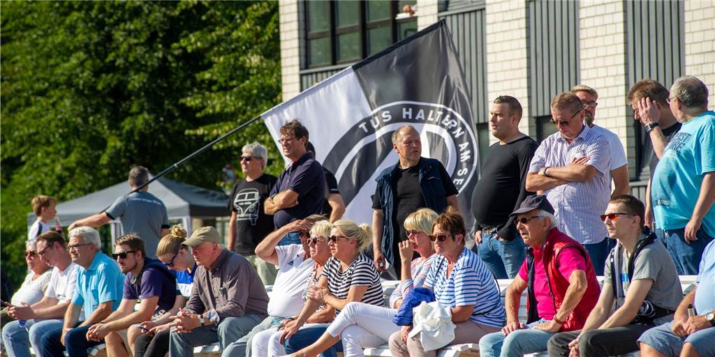 Geisterspiel mit Zuschauern? Halterns Gegner widerspricht dem Schiedsrichter Zuschauer - wie hier bei einem Heimspiel des TuS Haltern am See - waren am Mittwochabend bei der SG Finnentrop-Bamenohl nicht zugelassen.