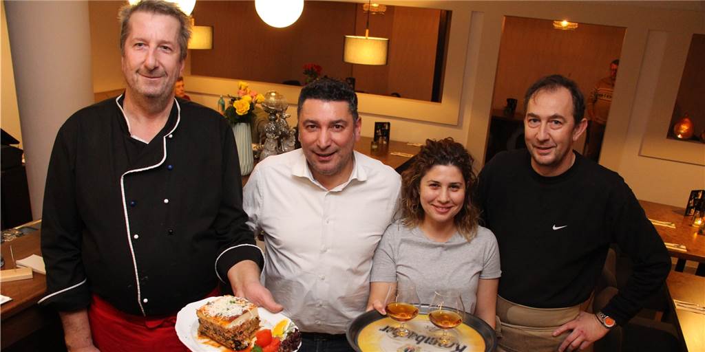 Außer-Haus-Service um zu überleben: Gastronomen in Nordkirchen in Sorge Aysen und Giorgios Zois betreiben das gleichnamige Griechische Restaurant an der Schloßstraße. Trotz Lieferung und Abholservice wird der November ihnen Umsatzeinbußen bescheren, vermuten die Inhaber.
