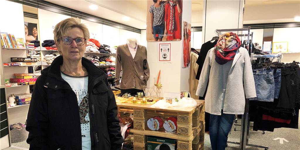 „Froschkönig“: Erfolgsgeschichte mit guter und günstiger Kleidung Dagmar Vogt verkauft mit insgesamt 16 Ehrenamtlichen im "Froschkönig" gespendete Kleidung für kleines Geld an Bedürftige.