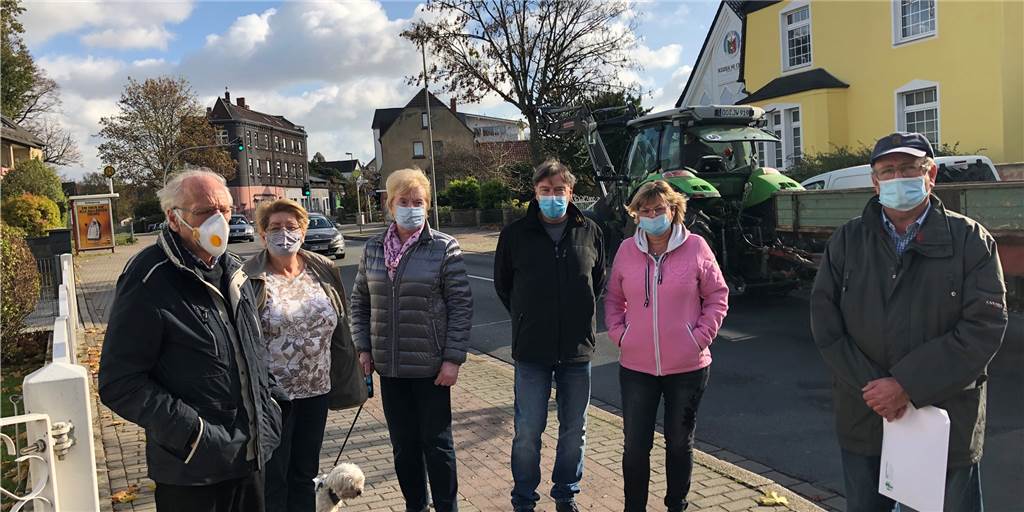 Raser-Frust: „10 Minuten gebraucht, um die Straße zu überqueren“ Die Anwohner einer Durchgangsstraße im Dortmunder Nordosten beklagen sich über zu viele Raser. Unterstützung erhalten sie vom neu gewählten Bezirksvertreter Klaus Ahrenhöfen (l.)