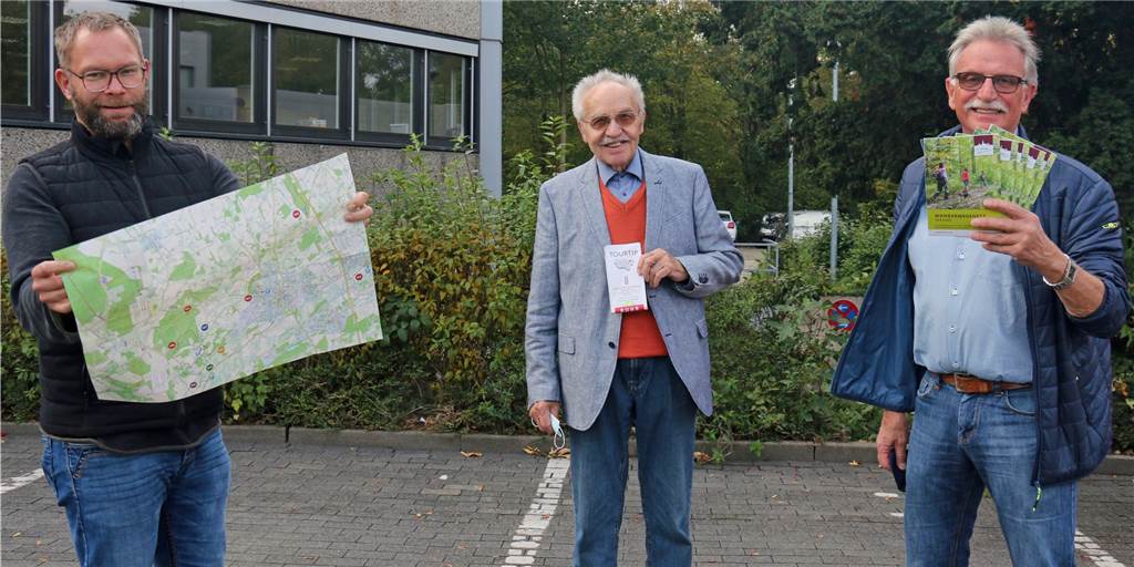 Toller Erfolg: Werne hat das Wandern neu entdeckt David Ruschenbaum (l.) von Werne Marketing, Bernhard Wesselmann (M.) vom Wanderclub Werne und Gisbert Bensch vom Sauerländischen Gebirgsverein stellten Anfang Oktober die neue Wanderkarte vor.