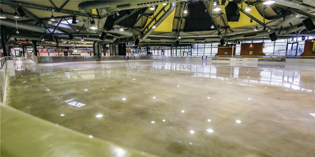 Saisonauftakt verschoben: Revierpark lässt Eislaufhalle am Wochenende zu So leer wird die Eislaufhalle im Revierpark Wischlingen auch am Wochenende sein. Der Saison-Auftakt fällt wegen Corona aus.