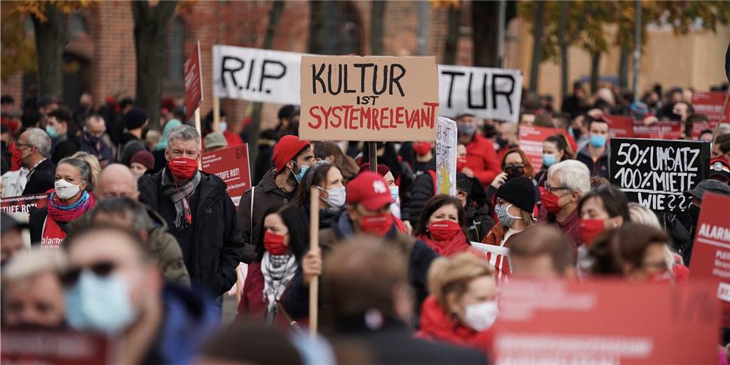 Eventbranche steht vor dem Kollaps: „Staat muss weitsichtiger agieren“ Mehrere tausend Menschen demonstrierten am Mittwoch (28.10.) in Berlin für den Erhalt der Eventbranche. Mit dabei war auch Sandra Beckmann aus Castrop-Rauxel.