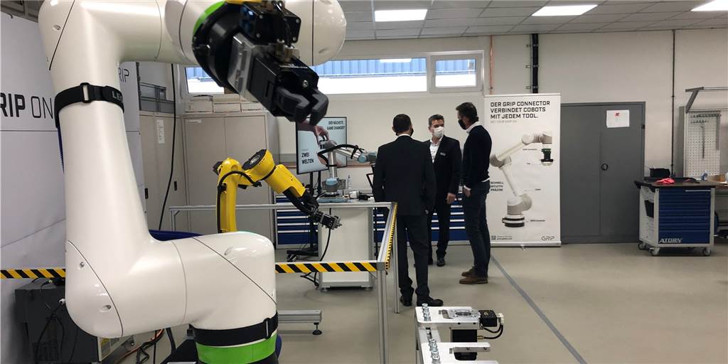 Mit Video: Weltneuheit aus Dortmund soll Roboter in kleine Firmen bringen CR7 steht für den Weltfußballer Christiano Ronaldo und dessen Rückennummer 7. Dieser Leichtbauroboter hier heißt CRX, kommt aus Japan und könnte in Verbindung mit einem automatisierten Greif- und Wechselsystem aus Dortmund auch ein Weltstar werden. Er schafft es, für verschiedene Produktionsschritte selbstständig das Werkzeug zu wechseln.