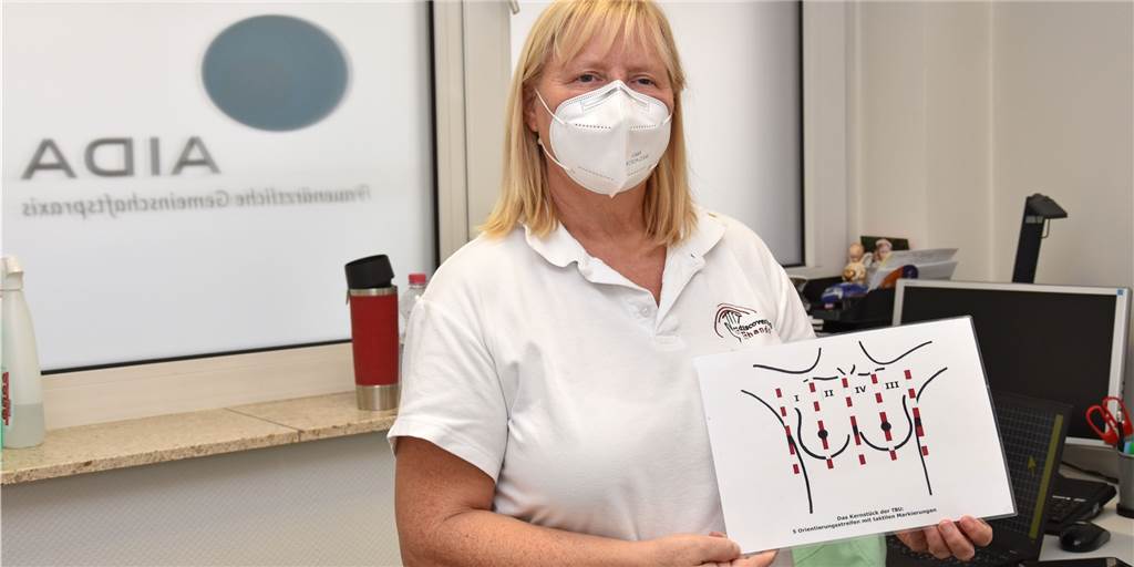 Brustkrebs: Meissner-Tastkörperchen können Leben retten Heike Henning ist Medizinisch-Taktile-Untersucherin (MTU). Die Grafik zeigt, wie sie den Brustbereich mit fünf speziellen Klebestreifen in vier Untersuchungsfelder einteilt.