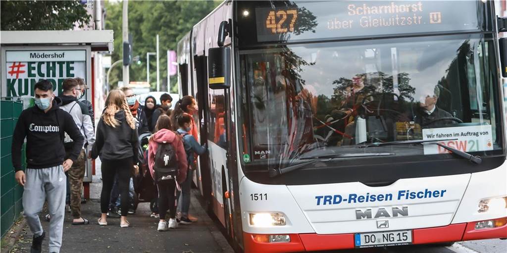 Busse in Corona-Zeiten: Der Einstieg ist jetzt wieder vorne möglich In den vergangenen Monaten konnte man in die Busse der DSW21 nur in der Mitte oder hinten einsteigen.