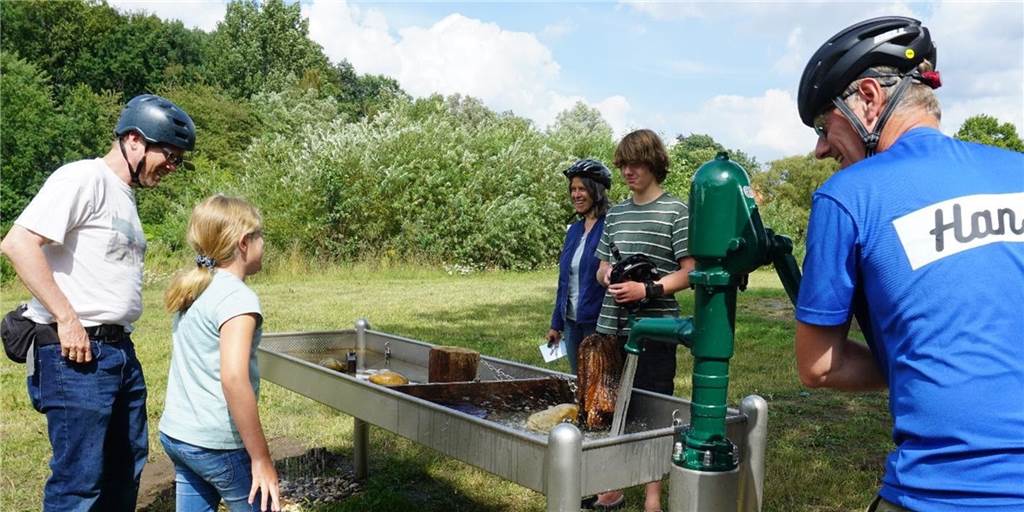 Stever neu entdecken - die „WasserWege“ sind viel mehr als ein Radweg Entlang der neuen Radroute sind insgesamt 14 Stationen mit verschiedenen Angeboten entstanden, in Olfen gibt es eine kleine Matschbahn.